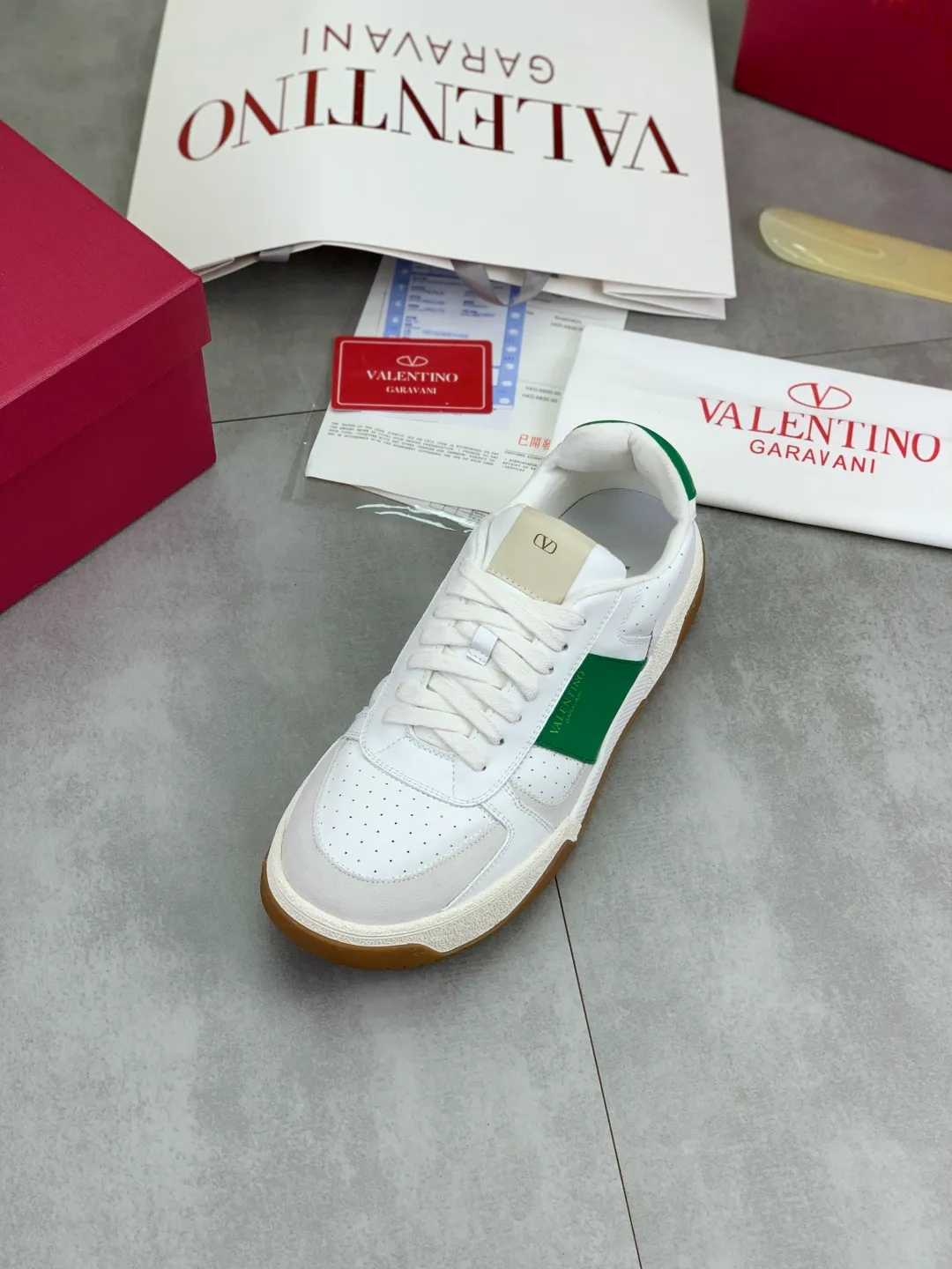 Men's men's shoes 💰P660 new top version of Valentino couple's bread shoes! Valentino Joie de Jouer series Velcro thick sole bread shoes couple style casual sports shoes white shoes original purchase development and production Joie de Jouer series simple style without losing style. The pure white base is paired with fresh green and soft beige, and the unique Velcro design highlights your personality. Every detail tells fashion and quality, wear it, take a confident step, and start the trend journey ✔️Fabric: Original customized imported first-layer cowhide ✔️Inner lining: Original customized soft sheepskin lining ✔️Outsole: Original molded non-slip TPU material ✔️Sole thickness: 3.5CM ✔️Size: Women's 35-41 Men's 38-46 (38. Male, 41 female, 46 non-refundable
